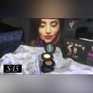 Free makeup bag mini eyeshadow pallet and our retired 3d mascara 🛍